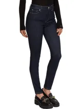 Pantalón de jean azul oscuro, corte skinny, con cinco bolsillos, cierre de botón y cremallera, parche de cuero con logo de Tommy Hilfiger en la cintura y logo bordado en el bolsillo trasero.