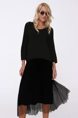 Conjunto de sweater marrón de punto con falda midi plisada de tul color marrón.