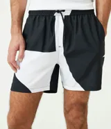 Bermuda tipo boardshort con cinturilla elástica, cordón de ajuste y estampado color block en blanco y negro.