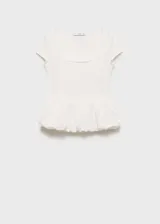 Camiseta blanca con cuello cuadrado, mangas cortas y corte crop con peplum. Jeans de tiro alto color azul oscuro.