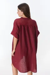 Vestido camisero celeste de lino con cuello mao, manga corta con detalle de calado y bolsillo de crochet.