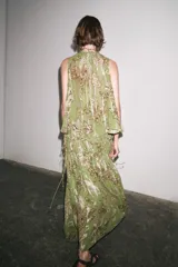 Falda midi de viscosa con estampado floral en tonos verde, marrón y beige. Cintura elástica con cordones laterales ajustables.