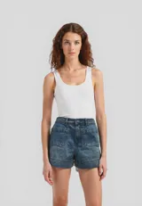 Short de jean color blanco, de tiro alto, corte holgado y bolsillos delanteros.