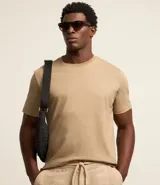 Remera masculina de corte comfort, manga corta y cuello redondo, color beige, confeccionada en 100% algodón peruano.