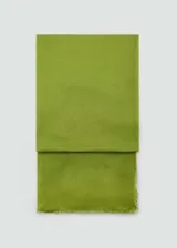 Fular rectangular rojo de tejido mezcla de lino con terminaciones deshilachadas.