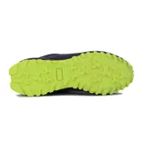 Zapatillas de trekking color gris oscuro con detalles en amarillo neón. Suela de goma con tecnología Grip para mayor tracción.