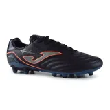 Championes de fútbol Joma Aguila 2401 para césped artificial, unisex, color negro con logo Joma en gris y borde naranja. Fabricados en PVC resistente, con lengüeta ergonómica, sistema de cordonera y contrafuerte interior EXO COUNTER. Suela sintética con tacos añadidos.