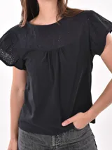 Remera negra de mangas cortas con detalle de calado en cuello y mangas.
