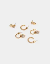 Set de tres pares de aros dorados: un par de aros tipo botón con forma de corazón, un par de aros tipo argolla con dije de corazón con strass y un par de aros tipo argolla con strass.