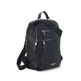 Mochila color beige de símil cuero con doble apertura superior con cierre. Incluye dos bolsillos al frente con cierres metálicos, asa rígida de mano y correa de galón. En la espalda correas de galón regulables.