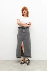 Remera blanca de manga corta con escote redondo, diseño básico y ajuste regular.