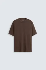 Camiseta marrón de punto, corte regular, cuello redondo y manga corta con terminaciones en rib.