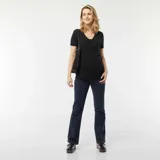 Camiseta negra de manga corta con escote cruzado, ideal para lactancia.