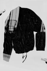 Campera negra con cuello camisero, cierre frontal y bolsillos superiores con solapa. Elástico revestido en puños y bajo.