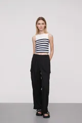 Pantalón holgado negro, con diseño de pierna ancha y bolsillos laterales.
