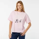 Camiseta rosa de manga corta con cuello redondo y estampado de Mickey Mouse y Goofy con la frase "Take to the fields".