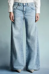 Jeans de tiro medio y bota wide leg. Confeccionado en tejido 100% algodón. Su proceso de lavado artesanal genera sofisticados tonos azules intensos y profundos.