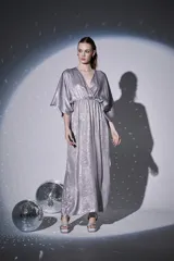 Vestido largo plateado con escote en V, mangas 3/4 y cintura elastizada.