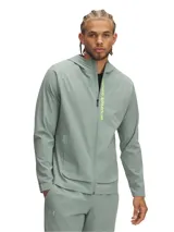 Campera deportiva Under Armour Outrun The Storm para hombre, color verde agua, con capucha, cierre frontal completo y logo estampado en amarillo flúor. Confeccionada con tejido resistente al agua y elástico para mayor comodidad.