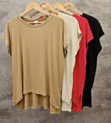 Blusa de corte relajado, disponible en varios colores, con mangas cortas y diseño ligero.