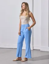 Pantalón celeste de tejido soft, corte wide leg y pretina ancha elastizada.