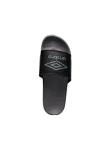Ojotas negras marca Umbro, con logo de la marca en la tira superior.