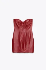Vestido mini rojo de cuero sintético, con escote corazón y hombros descubiertos.