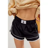 Short deportivo negro con ribete blanco en el ruedo y los laterales, cintura elastizada con logo en etiqueta frontal.