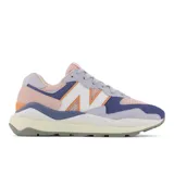 Championes urbanos New Balance modelo 5740, con capellada de malla y superposiciones de gamuza en tonos pastel: lila, rosa, azul y naranja. Logo "N" en blanco con borde naranja.