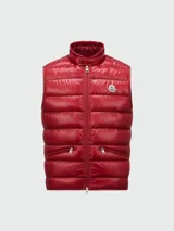 Chaleco acolchado Moncler Gui, color rojo brillante, con cierre frontal y bolsillos laterales con cremallera.