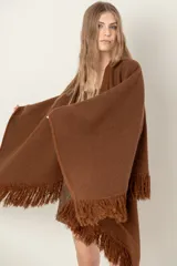 Ruana de punto color negro, modelo Esteña, con diseño abierto y terminación de flecos en los bordes.