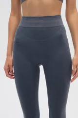 Calza larga color marrón, de tiro alto y corte ajustado.