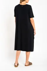 Vestido midi negro de viscosa con elastano, corte recto y mangas cortas.
