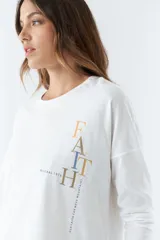 Remera de mujer de ajuste regular, manga larga con escote redondo y arte estampado en la parte frontal.