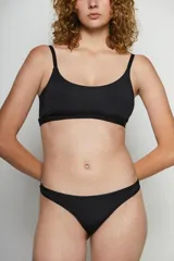 Top de bikini negro con tirantes finos.