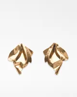 Par de aros grandes dorados con forma abstracta y cierre de broche.