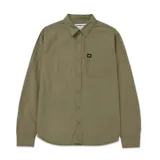 Camisa de popelina verde con cuello abotonado, cierre frontal con botones, bolsillo de parche en el pecho izquierdo, mangas largas con trabillas para enrollar y dobladillo camisero.