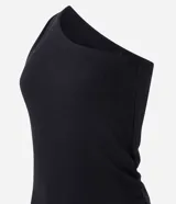 Vestido midi de rib color gris, con un solo hombro.