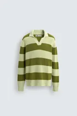 Sweater de punto a rayas horizontales anchas color verde oliva y verde claro, con cuello polo y mangas largas. Tejido en hilatura con algodón y lino, con terminaciones en rib.