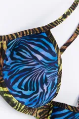 Conjunto de bikini negro y dorado, con corpiño triangular y bombacha clásica con cintura alta.