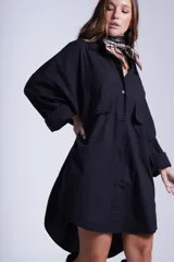 Camisa oversize color beige de manga larga con bolsillos frontales.