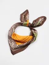 Pañuelo cuadrado de poliéster con estampado abstracto en tonos verde, naranja y marrón.