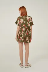 Vestido corto color naranja con estampado floral multicolor, de corte holgado y mangas cortas con volados.