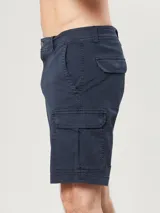 Bermuda cargo azul marino con bolsillos laterales con solapa y bolsillos delanteros y traseros.