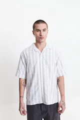Camisa de manga corta a rayas con textura y fit regular.
