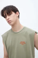 Musculosa gris con cuello redondo y estampado pequeño en el pecho. Corte clásico y sin mangas.