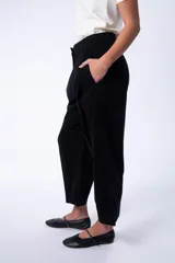 Pantalón negro de micropana con corte ancho y pinzas.
