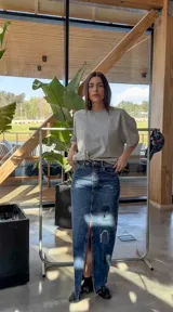 Remera negra de manga corta y cuello redondo, con calce holgado.