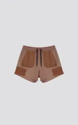 Short de baño color beige con detalles en marrón, calce regular, elástico en la cintura, cordón para ajustar y cuatro bolsillos.