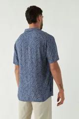 Camisa estampada de hombre, corte slim, manga corta, cartera abotonada y logo bordado.